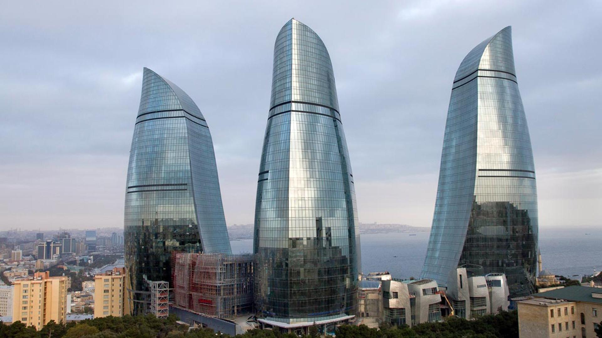 Baku flame. Пламенные башни Flame Towers. Флейм Тауэрс Баку. Баку башни пламени. Flame Towers Баку.